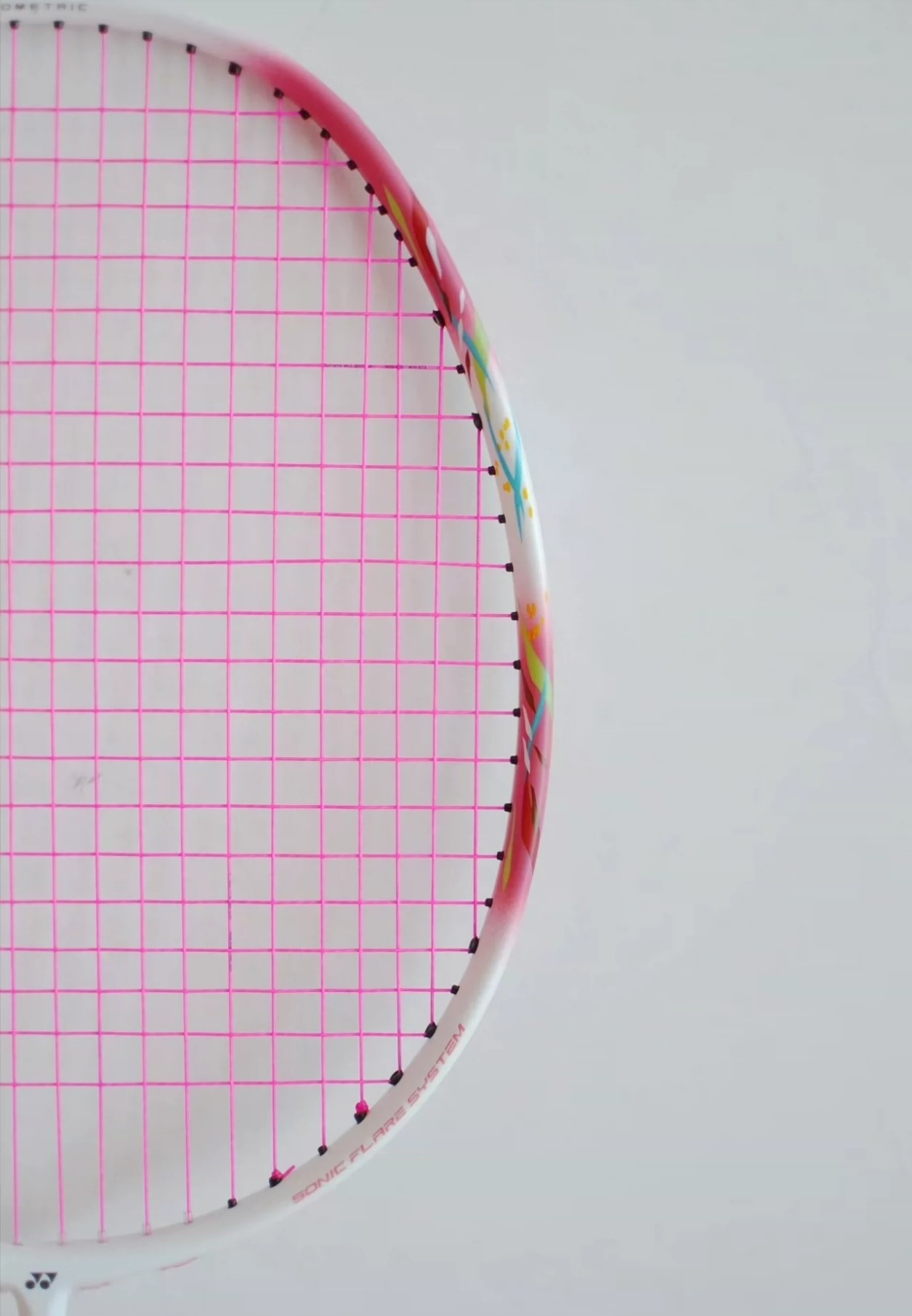 全新！疾光NF70--粉粉嫩嫩的，满满少女心颜值的天花板啊~爱了爱了 打感:头轻杆软，挥重极低，挥速极快，中杆软舒适，毫无震感。球拍比较容易上手，真是专为女生设